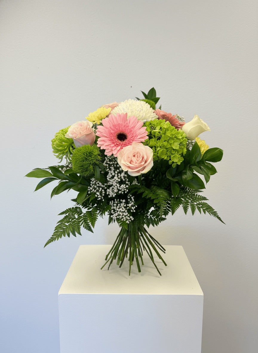 Bouquet de fleurs coupées aux couleurs douces et vibrantes fleuriste Beloeil fleurs pour fête des mères 