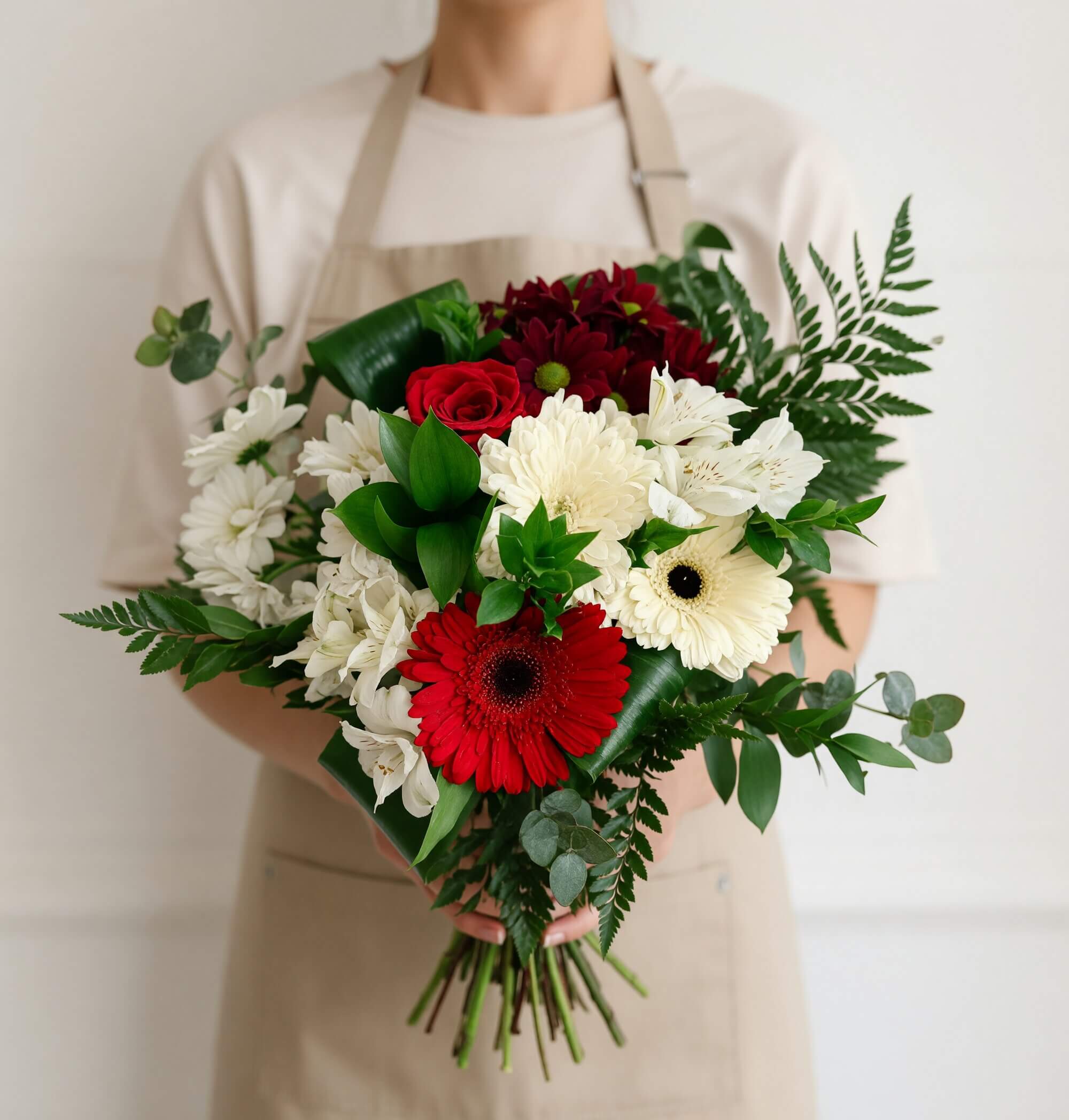 Bouquet de fleurs blanc et rouge avec gerberas et rose rouge – fleuriste Beloeil