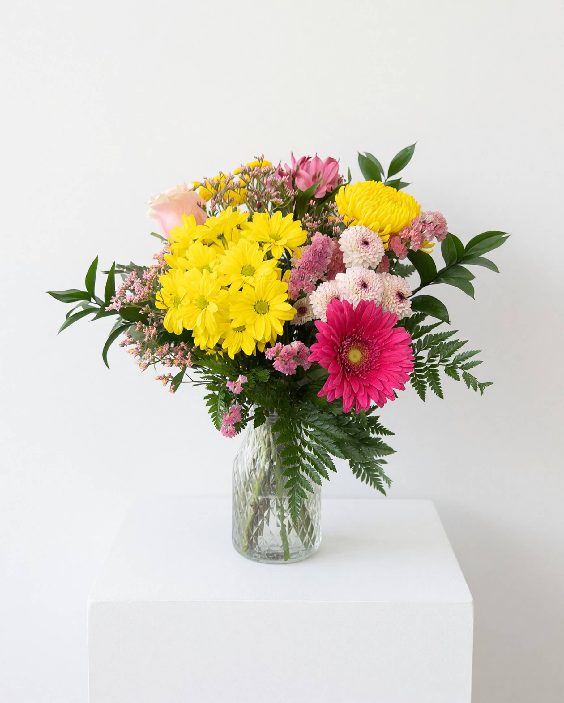 Bouquet de fleurs colorées avec gerberas roses et chrysanthèmes jaunes fleuriste beloeil