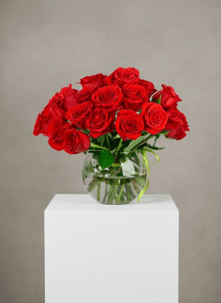 Bouquet de roses rouges fraîches dans un vase en verre – fleuriste Beloeil
